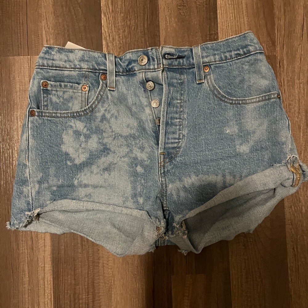 Levi bleach wash shorts